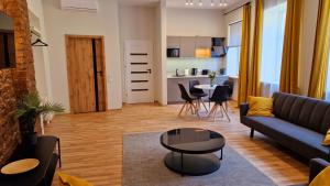 ein Wohnzimmer mit Sofa und Tisch in der Unterkunft ATF Apartments in Riga