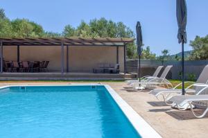 Bazén v ubytování Villa Olia nebo v jeho okolí