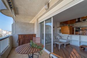 Cette chambre dispose d'un balcon avec une table et un canapé. dans l'établissement ref 403, à Empuriabrava