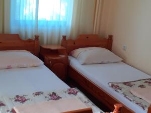 2 camas individuales en una habitación con ventana en Apartment Gvozdenac, en Šipovo