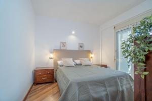 une chambre avec un lit avec un couvre-lit bleu dans l'établissement ref 403, à Empuriabrava