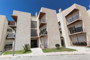 ein Bild eines Mehrfamilienhauses in der Unterkunft Seaside Deluxe Flat in Peniche