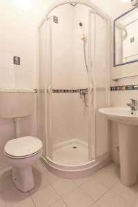 ein Badezimmer mit Dusche, Toilette und Waschbecken in der Unterkunft Seaside Deluxe Flat in Peniche + 15 Fotos