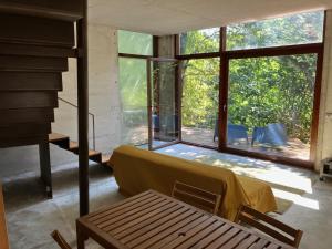 ein Wohnzimmer mit Couch und großem Fenster in der Unterkunft CASA RIO VEZ - Riverfront in Arcos de Valdevez