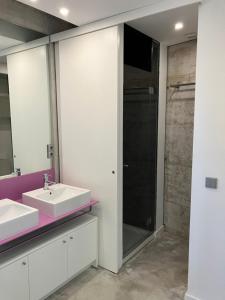 ein Badezimmer mit Waschbecken, Dusche und Spiegel in der Unterkunft CASA RIO VEZ - Riverfront in Arcos de Valdevez + 45 Fotos