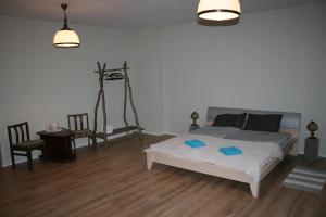 1 dormitorio con 1 cama, mesa y sillas en Brīvdienu māja Tobago, en Plieņciems