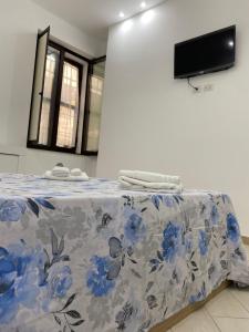 una camera con un letto con una coperta blu e bianca di Casa Filomena a Vibo Valentia