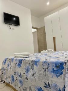una stanza con un tavolo blu e bianco con asciugamani di Casa Filomena a Vibo Valentia