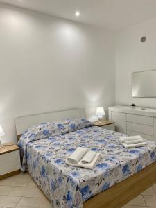 una camera da letto con un letto con asciugamani sopra di Casa Filomena a Vibo Valentia