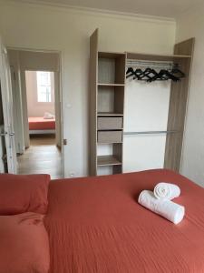 a bedroom with a bed with two towels on it at Spacieux - lumineux - 3 couchages - Quimper centre in Quimper