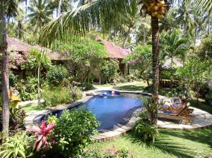 Изглед към басейн в Saraswati Holiday House или наблизо