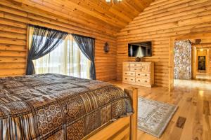 Säng eller sängar i ett rum på Spacious Twin Mountain Vacation Rental on 5 Acres!