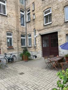 una bicicleta estacionada frente a un edificio de ladrillo en Gemütliches Appartement "Nina" in Halle en Rusches Hof