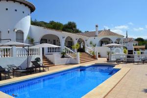 The swimming pool at or close to Villa Las Golondrinas