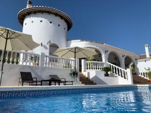 The swimming pool at or close to Villa Las Golondrinas