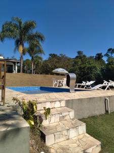 A piscina em ou perto de Chácara Volare em Atibaia, exclusiva, condomínio fechado