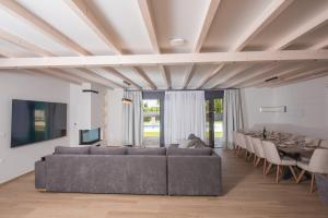 TV a/nebo společenská místnost v ubytování Villa Olia