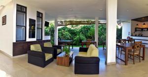 sala de estar con sofás y mesa en Golden Ray villa en Anuradhapura