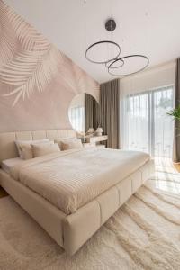 um grande quarto branco com uma grande cama branca em Luxurious penthouse with parking em Riga