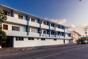 a building with a hotel on the side of it at OYO Hotel San Martin in Veracruz