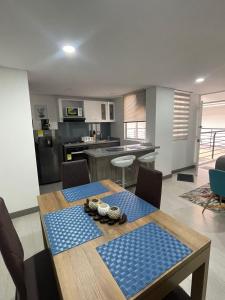 a kitchen and dining room with a table and chairs at Magnifico y confortable apartamento amoblado # 303 in Bogotá