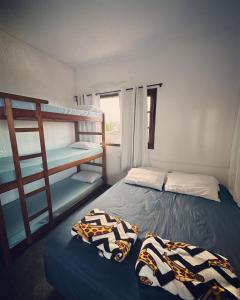 - une chambre avec des lits superposés dans l'établissement Pousada Ocean - Beira Mar, à Bertioga
