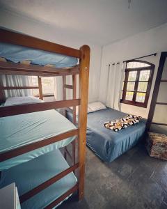 1 Schlafzimmer mit 2 Etagenbetten und einem Fenster in der Unterkunft Pousada Ocean - Beira Mar in Bertioga