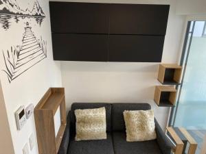 a living room with a couch and a wall at Serviced Appartements im Zentrum Rohrbach #Komplett ausgestattet in Rohrbach-Berg