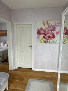 a room with a white door and a painting on the wall at OD Ferienwohnung in Bad Salzuflen