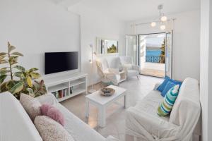 Μια τηλεόραση ή/και κέντρο ψυχαγωγίας στο Eleftheria by Vintage Travel