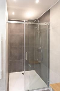 y baño con ducha y puerta de cristal. en L43 Suite Maurice sea view 6Pax/Terrace,Parking,AC, en Saint-Laurent-du-Var
