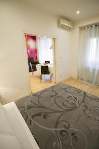 un soggiorno con letto e sala da pranzo di Foster Apartamentos Sol a Madrid