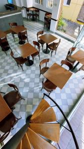 un'aula con banchi e sedie di legno in una stanza di Posada del Angel a Neuquén