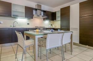Η κουζίνα ή μικρή κουζίνα στο Piana di Solaro Modern Flat & Swimming Pool