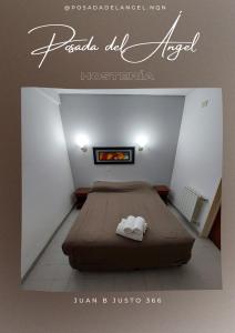 1 dormitorio con 1 cama con 2 toallas en Posada del Angel en Neuquén