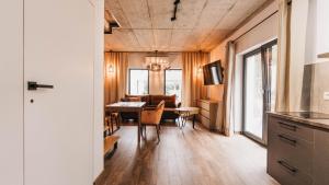 a living room with a table and a dining room at Rozewie Apart in Jastrzębia Góra