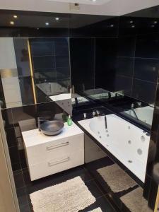 Koupelna v ubytování Nowoczesny Apartament 85m2 Muranów, Warszawa - Śródmieście + 20 fotografií