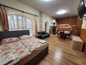 ein Schlafzimmer mit einem Bett und ein Wohnzimmer in der Unterkunft Penzión Korzo in Štúrovo