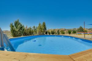 una gran piscina azul en un patio en Tranquil Maricopa Retreat with Pool and Hot Tub, en Maricopa
