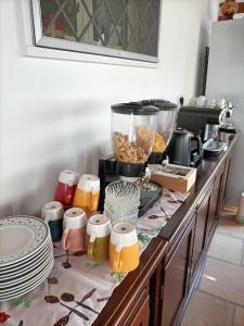 un mostrador con platos y tazones de comida. en B&B Villa VITTORIO en Nardò