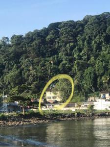 um grande círculo amarelo no lado de uma montanha em Casa gigante com vista para o mar e piscina em São Vicente