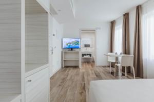 Televízia a/alebo spoločenská miestnosť v ubytovaní Hotel Giardinetto