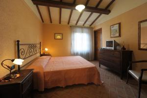 A bed or beds in a room at Gli Oleandri Még 18 kép