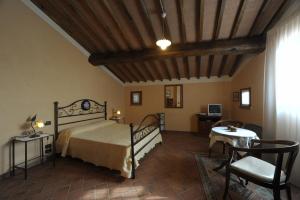 A bed or beds in a room at Gli Oleandri