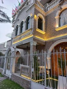 un bâtiment avec une clôture devant lui dans l'établissement Terramistica Vallecito, à Arequipa