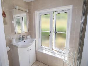 Koupelna v ubytování Delfryn, Newport + 24 fotografií