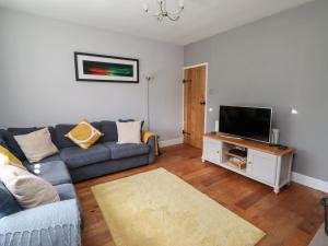 TV a/nebo společenská místnost v ubytování Alnside Cottage