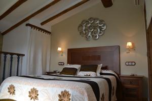 1 dormitorio con 1 cama grande en una habitación en El Rincon de Carmen, en Rute