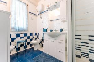 een badkamer met wastafel en toilet bij Villa Marilisa in Pula