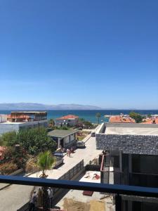 uma vista para um edifício com o oceano ao fundo em No 22 Residence em Cesme